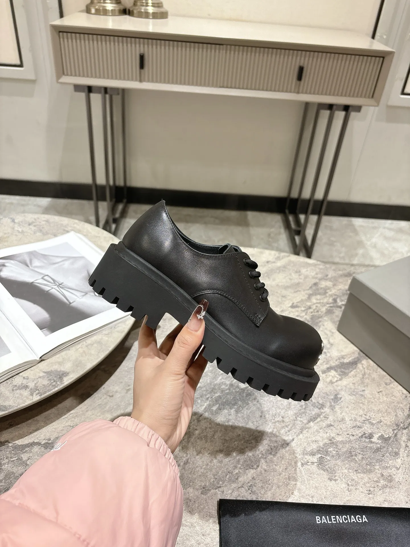 👟👟Ex-factory price 660👟👟 BALENCIAGA Balenciaga's new Stomper Derby big-toe derby shoes. This pair of shoes is simply a dark horse in this year's fashion circle. The exaggerated big-toe design makes people fall in love at first sight! 💖 When I first saw it, I was attracted by the big B logo. It’s so recognizable! Wear it, whether paired with skinny jeans or wide-leg pants, you can easily style it and look extremely fashionable! The double B decorative buckle is hand-inlaid with pure copper hardware. ▪Fabric: original full-grain cowhide. ▪Inner feet: water-dyed cowhide. ▪Sole: original rubber outsole.
